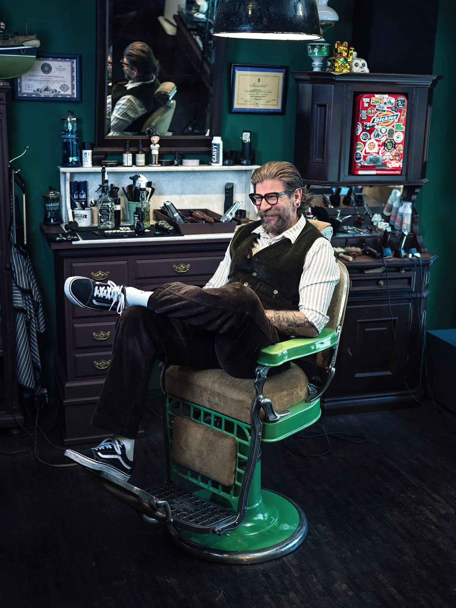 Authentisches Personal Branding Portrait eines selbständigen Barbers in Zürich in seinem eigenen Barbershop