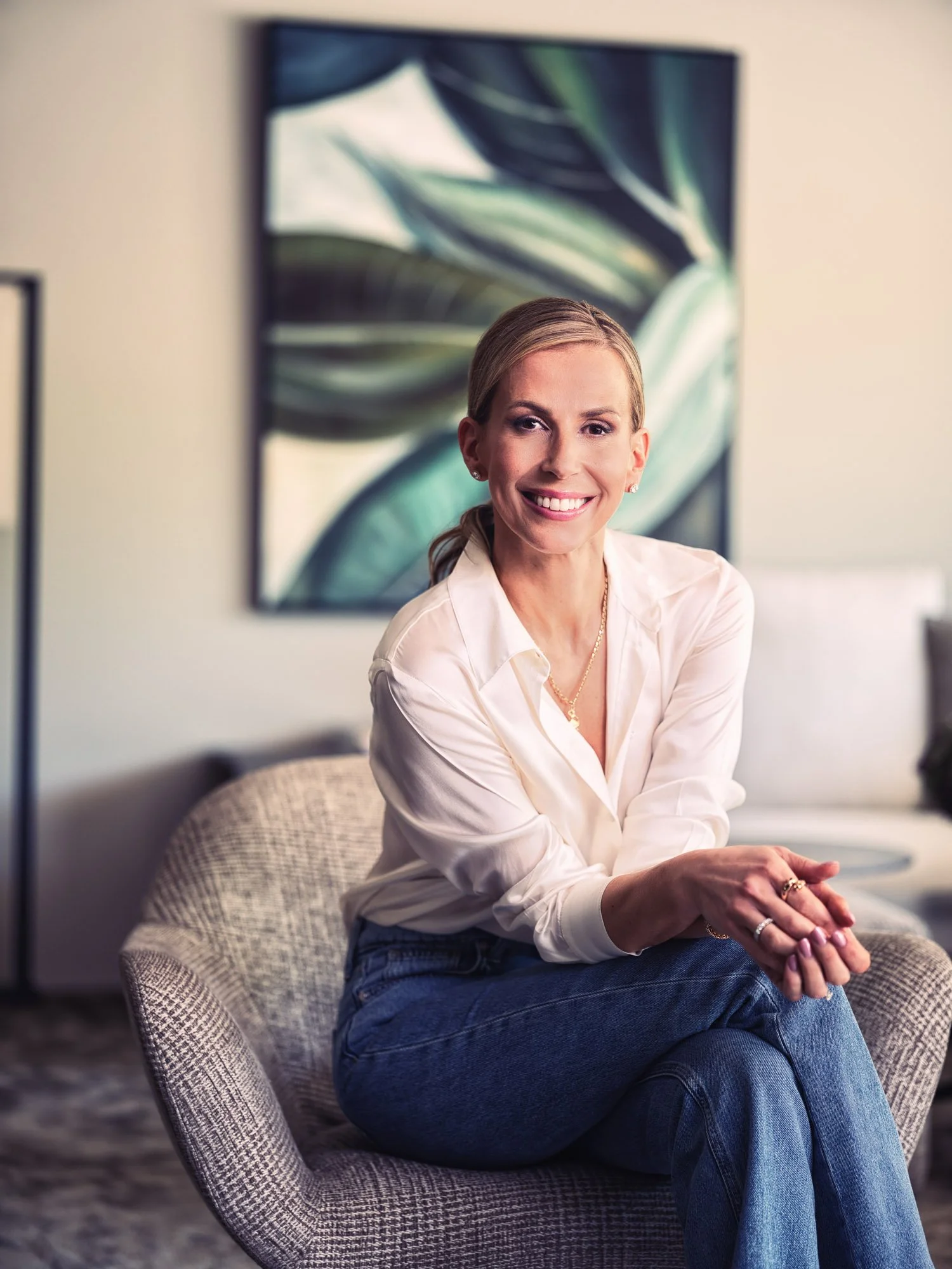 Professionelles Personal Branding Portrait einer selbständigen Interior Designerin in Zürich in ihrem eigenen Umfeld