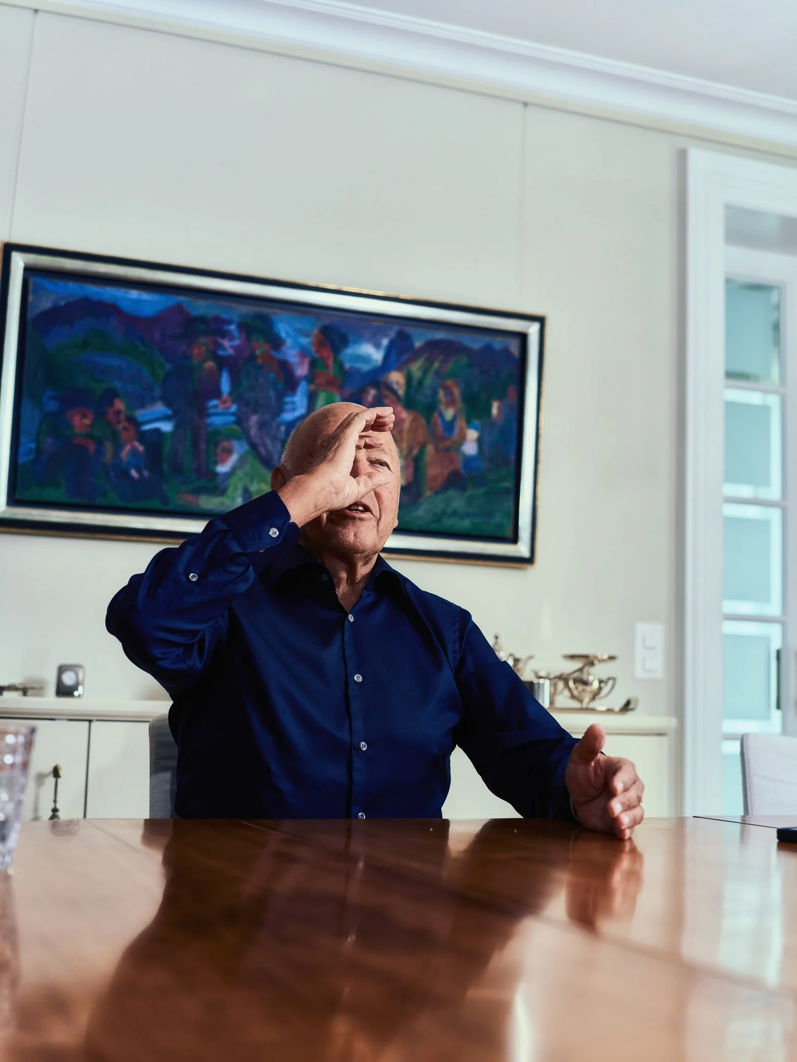 Theo Müller gestikuliert während eines Gesprächs in seiner Villa am Zürichsee.