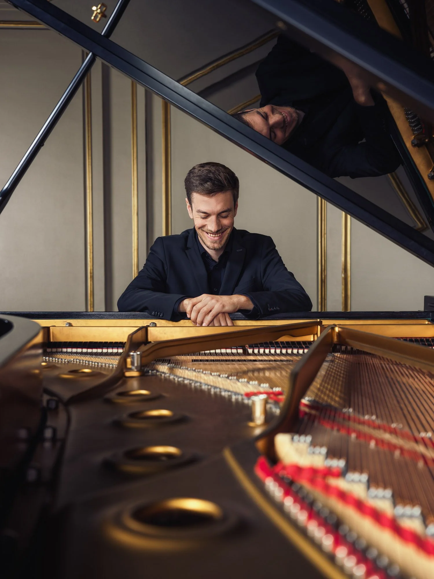 Personal Branding Fotografie eines Pianisten in Zürich am Flügel in seinem musikalischen Umfeld