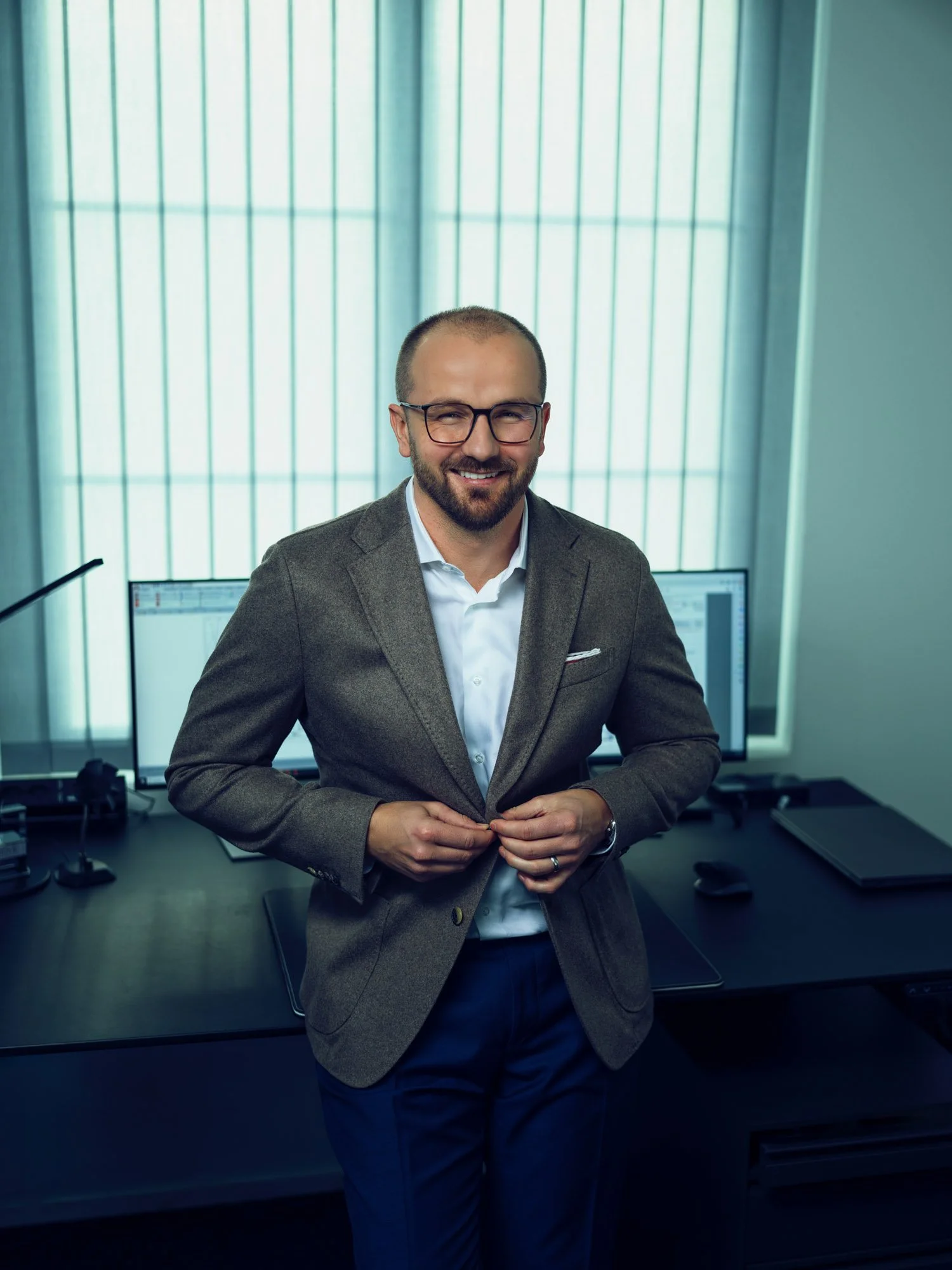 Professionelles Personal Branding Business Portrait im modernen Arbeitsumfeld in Zürich