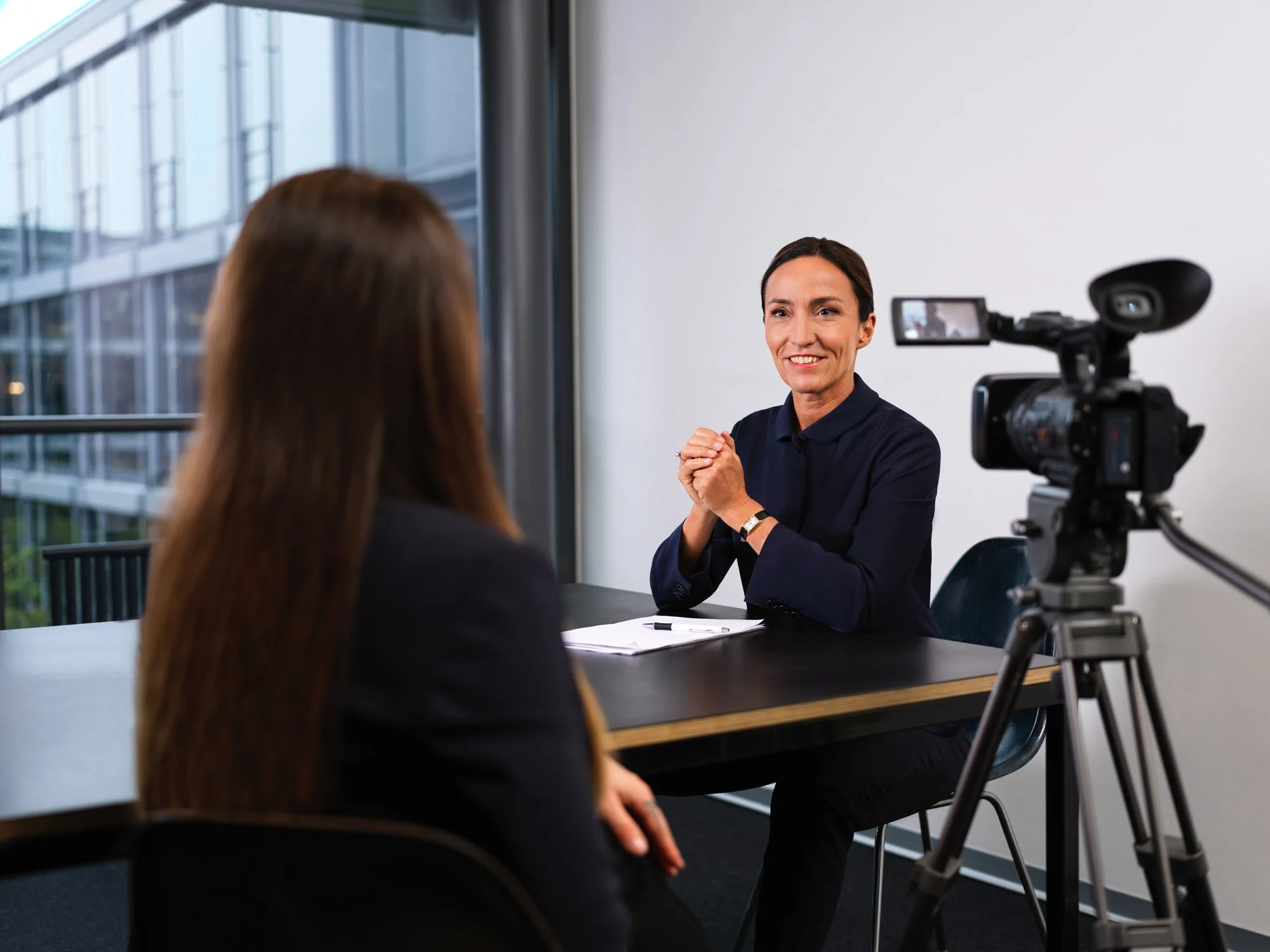 Personal Branding Fotografie einer Business Professional in Zürich während eines professionellen Video-Interviews