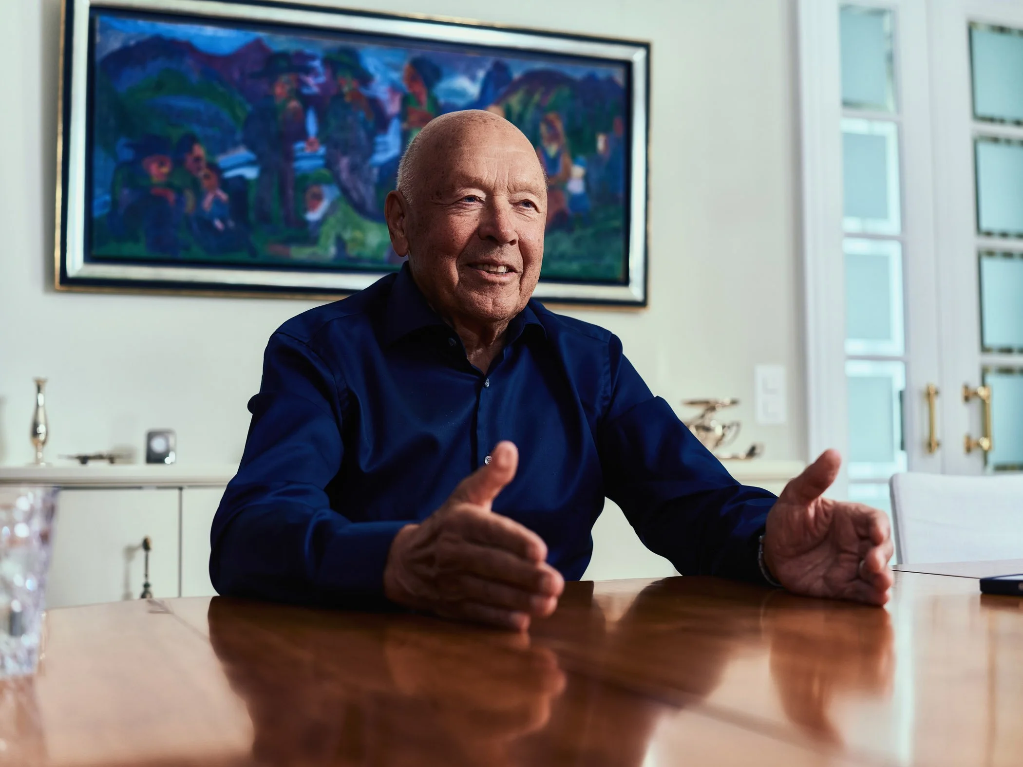 Unternehmer Theo Müller im Gespräch am Tisch seiner Villa am Zürichsee.