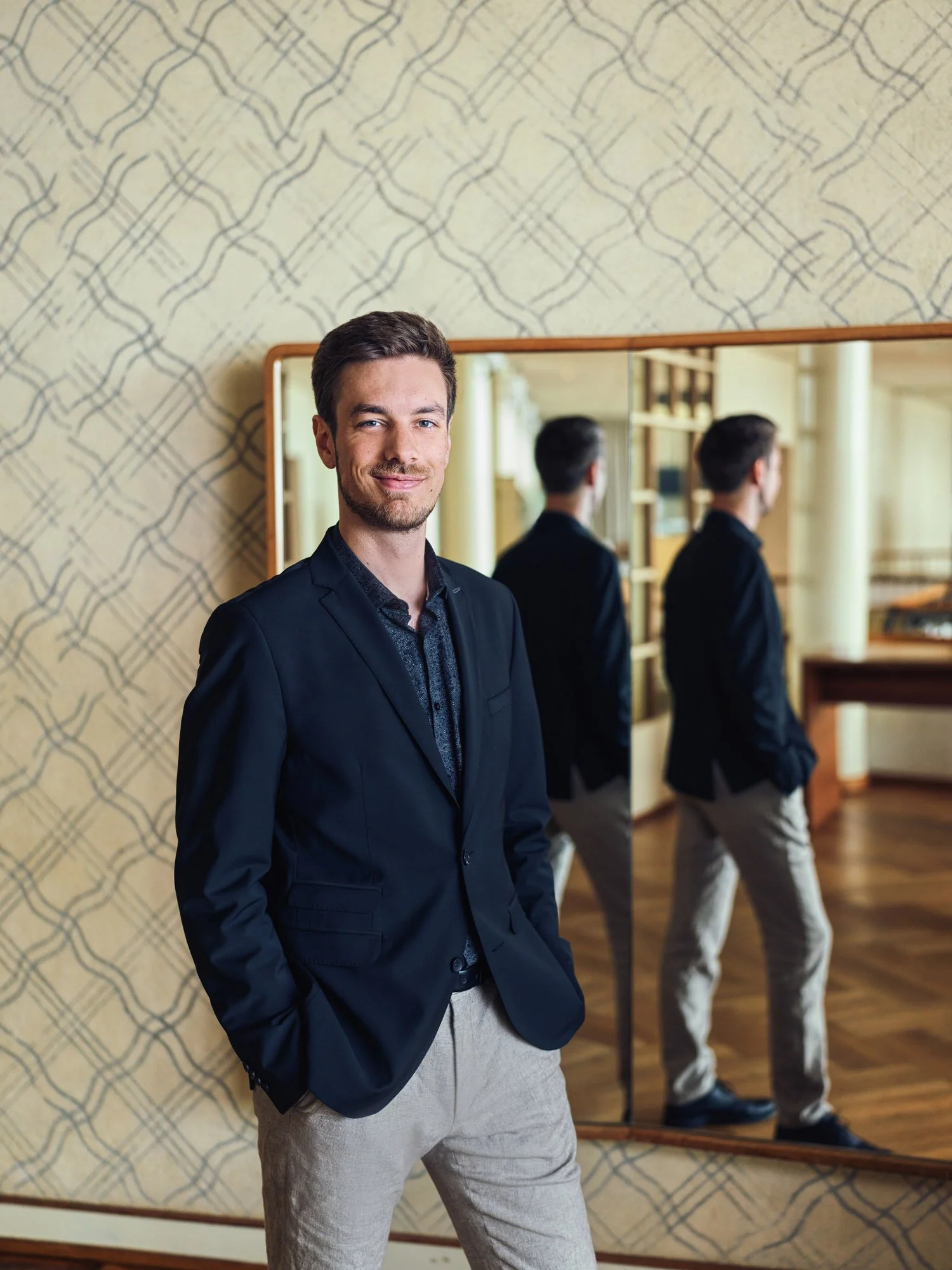 Professionelles Personal Branding Portrait eines Musikers in Zürich in einem eleganten Innenraum