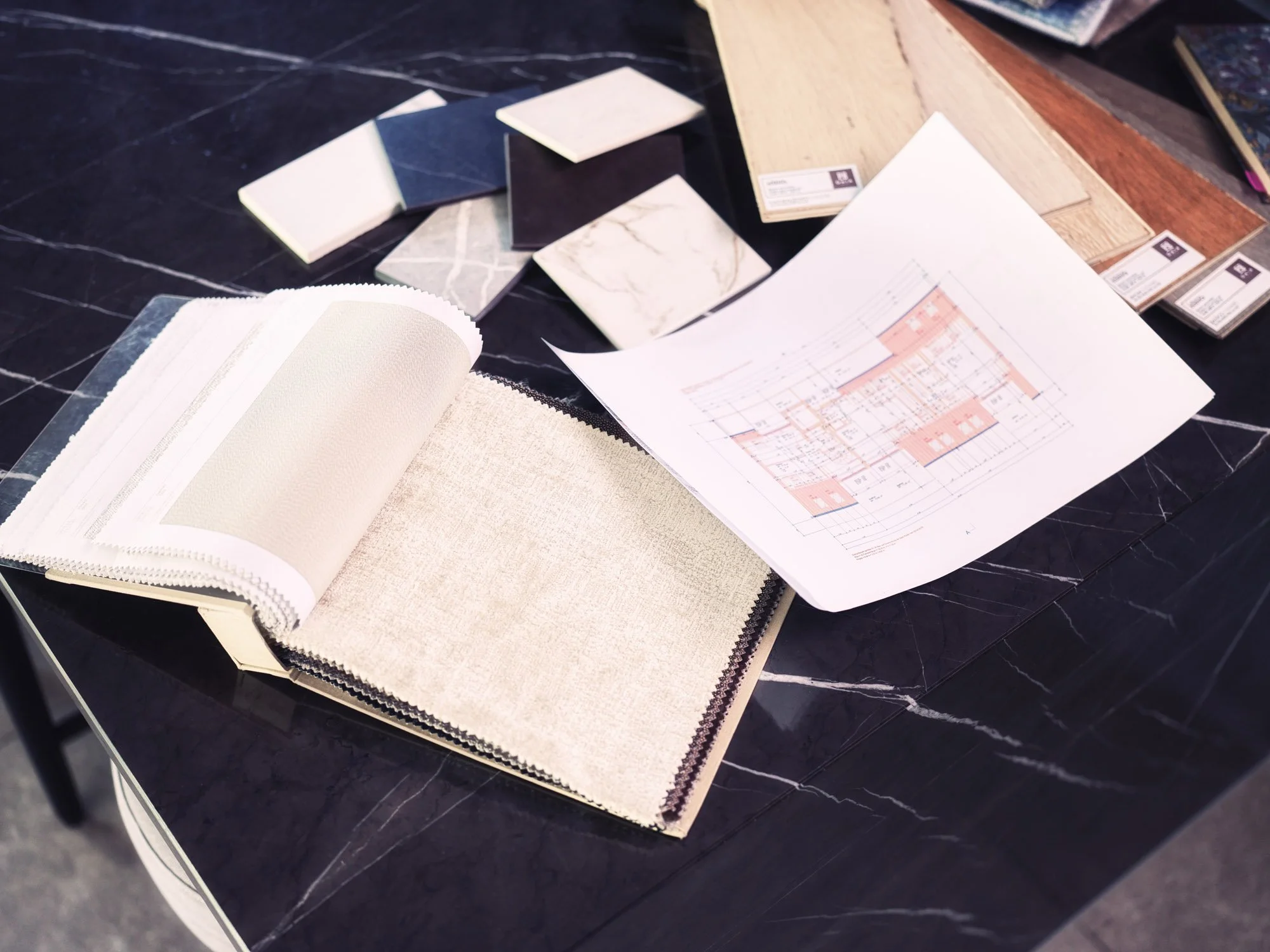 Detailaufnahme für ein Personal Branding Shooting einer Interior Designerin mit Materialmustern, Stoffen und Planungsunterlagen