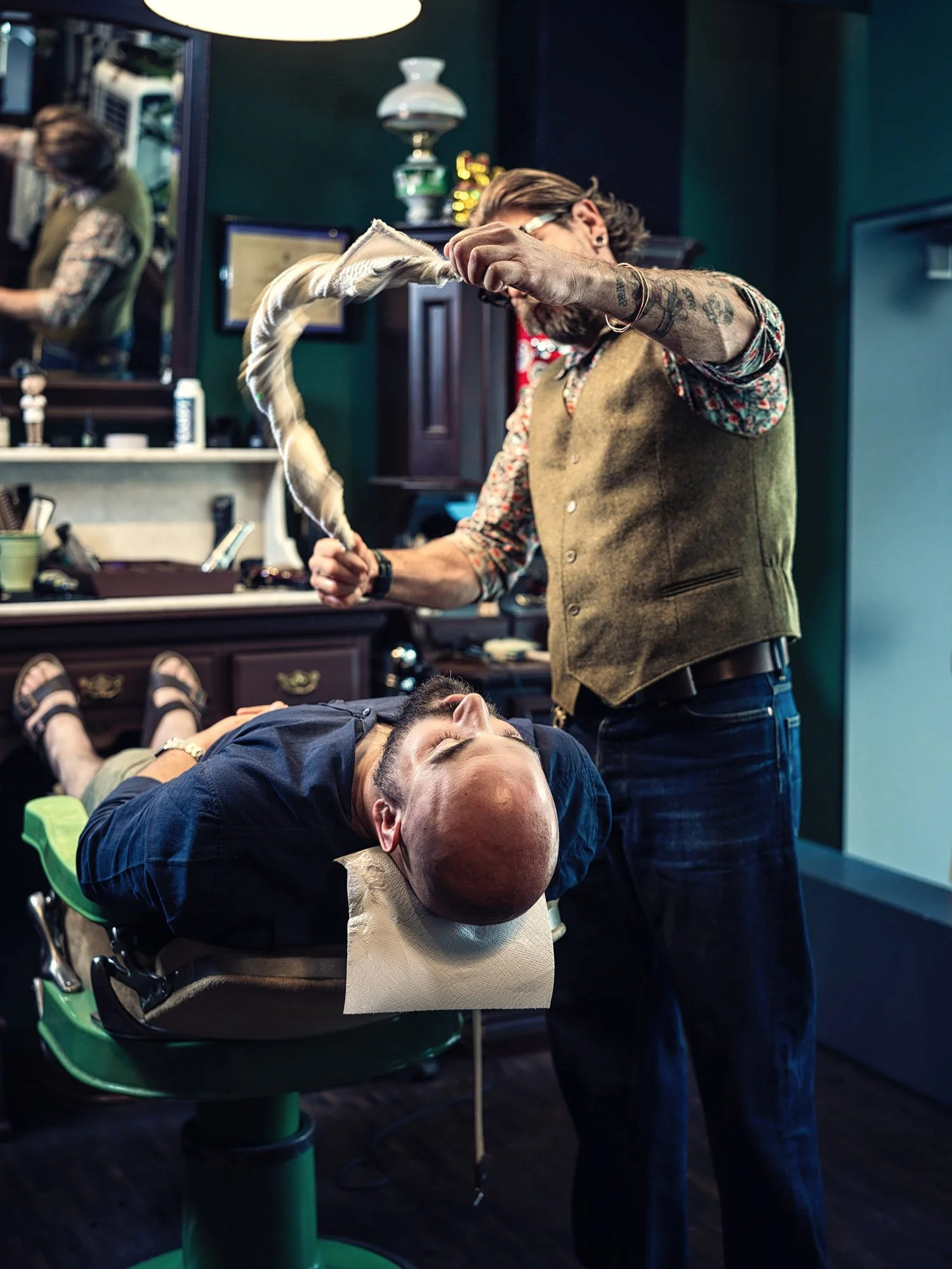 Personal Branding Fotografie eines Barbers bei der Arbeit mit einem Kunden in seinem Barbershop in Zürich