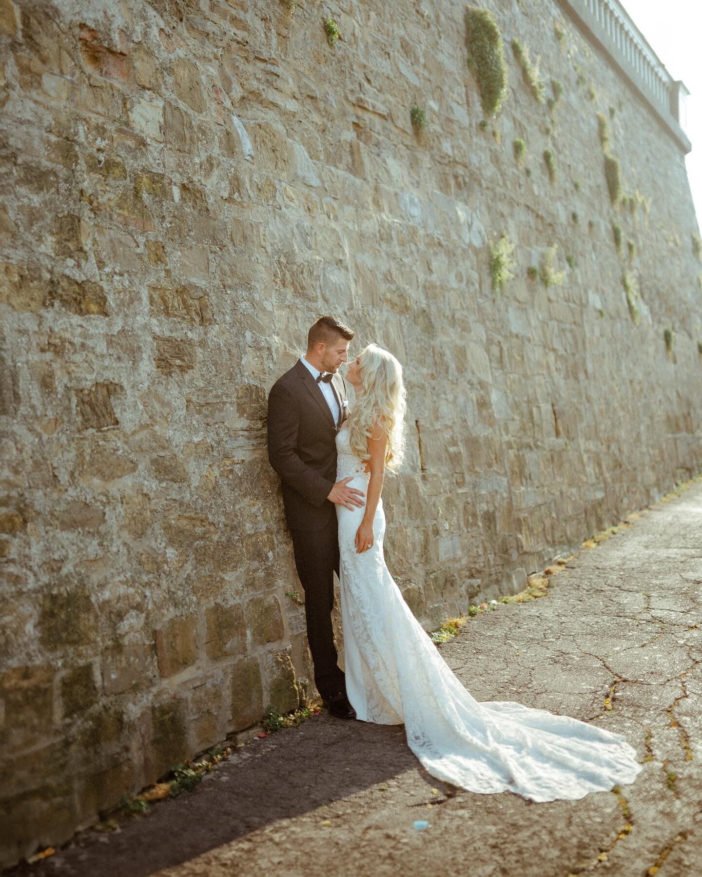 Throwing it back to Florence for a little honeymoon sesh with @hilaryleebowlin and @america5280 // #letphotosserveasevidence #honeymoonphotoshoot