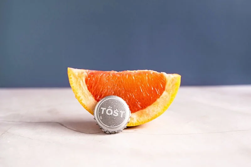 Töst bottle cap styled with a slice of grapefruit