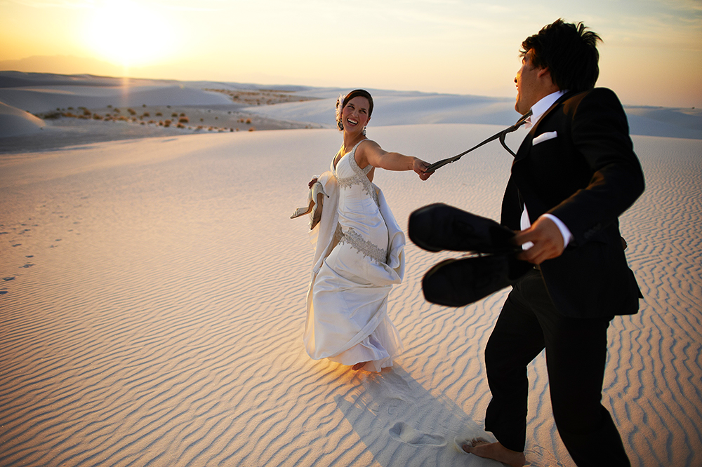Alamogordo/NM, Priscila and Jose (Wicho) Luis running in the sands of WHITE SANDS National Monument.