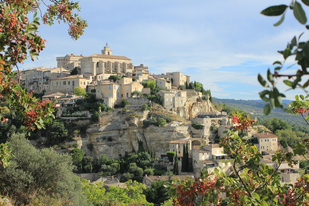 Gordes, known as one of France's most beautiful towns is only less than an hour drive away from us. Plan your summer holiday in Provence now and secure one of our last remaining apartments.
.
.
.
#maisonpertuis#provence#gordes#luberon#southernfrance#