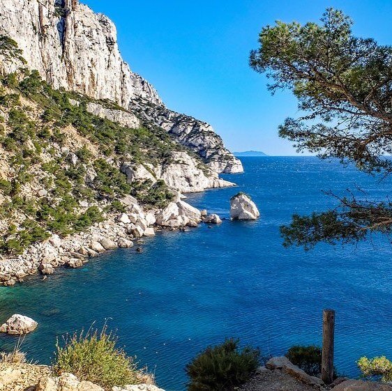 This gorgeous view is only less than an hour away from us 😱😱😱
Book now to secure one of our last remaining apartments this summer ☀️
#summer#vacation#provence#southernfrance#france#maisonpertuis#ocean#cantwait