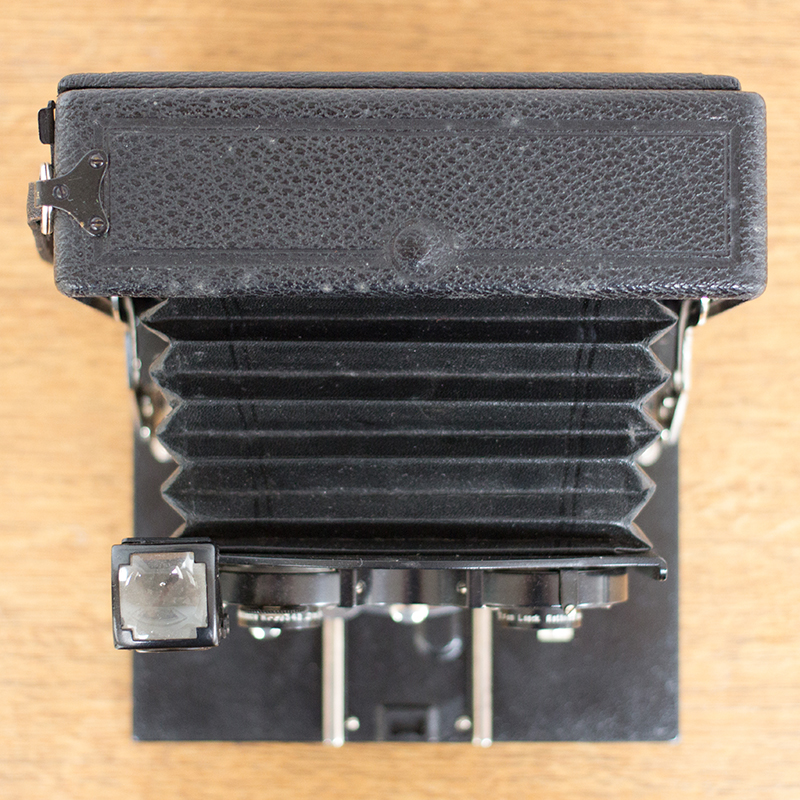 Top view showing the bellows at full extension. On the left you can see the viewfinder, which is basically a cube with a small mirror, through which you line up the subject.
