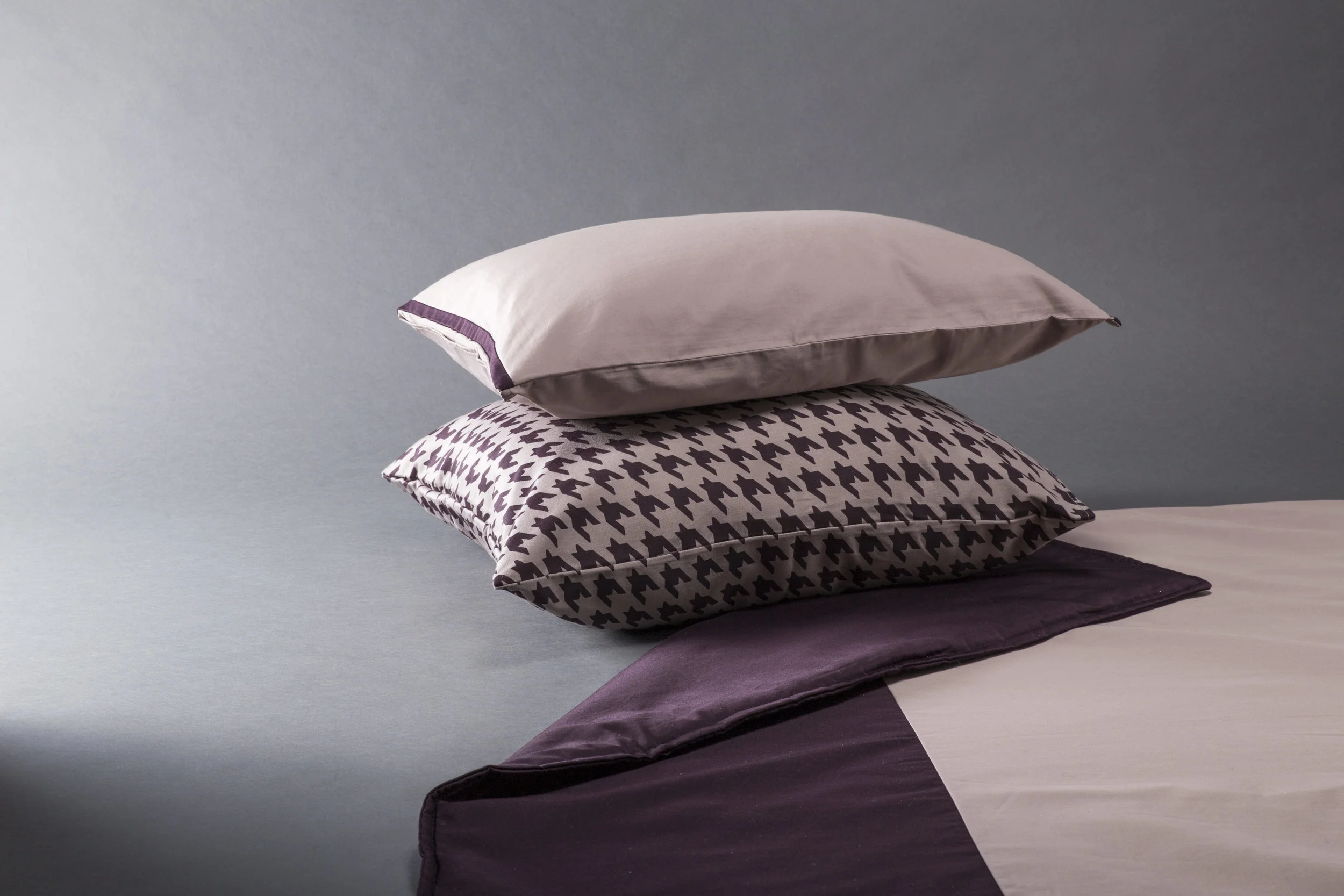 Cushions and blanket on floor with 9ft wide Charhol grey Colorama