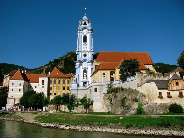 Melk church in Wachau.jpg