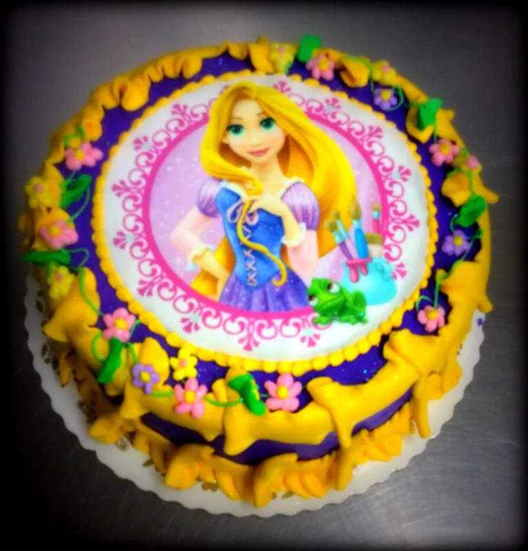 Round Cake with Tangled Photoscan and Decoration