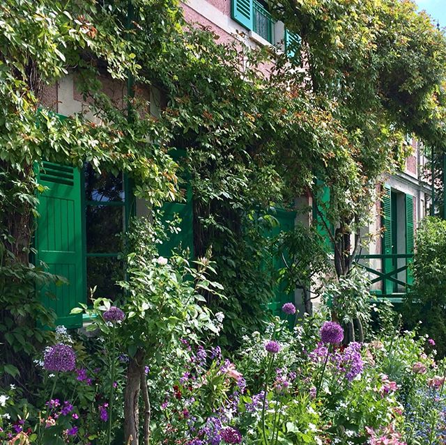 Monet&rsquo;s House, Giverny, France. 
Beautiful.  Busy but otherwise just as it was when Monet and his family lived there except that his studio is now a gift shop. #monet #impressionist #claudemonet
#monetshouse  #giverny #france #🇫🇷 #frencharchi
