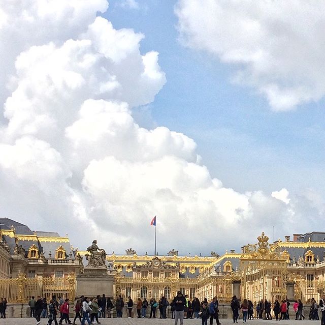 Palace of Versailles, France.
The day before Giverny we visited the gardens at Versailles. The day began with wind and lashing rain but the sun came out eventually bathing the palace in golden light. #versailles #iledefrance #palaceofversailles #chat