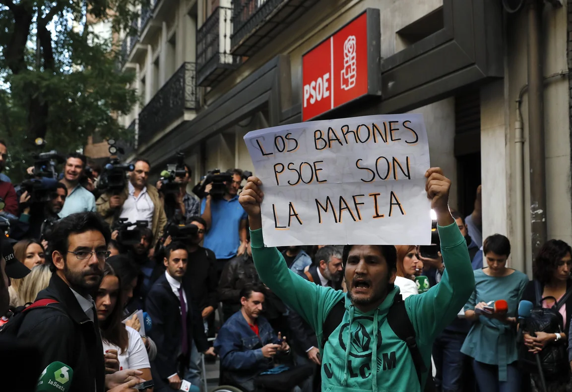 los-barones-psoe-son-mafia-pancarta-que-portaba-activista-lagarder-danciu-1475307342162.jpg