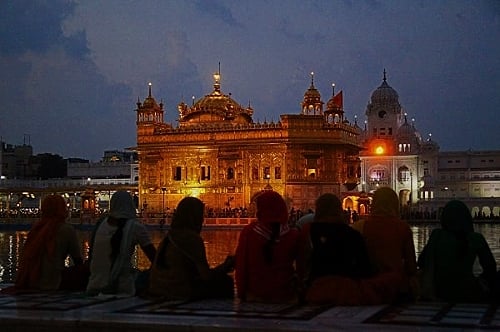  Meditate at night or early morning along the healing waters of The Golden Temple