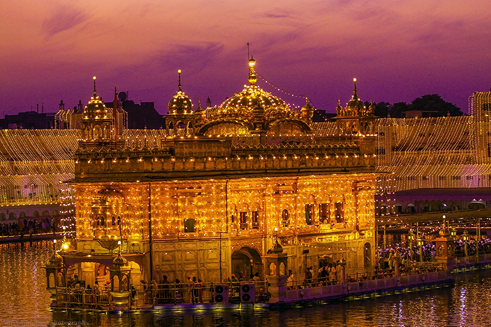 ਧੰਨੁ ਧੰਨੁ ਰਾਮਦਾਸ ਗੁਰੁ ਜਿਨਿ ਸਿਰਿਆ ਤਿਨੈ ਸਵਾਰਿਆ ॥ Blessed, blessed is Guru Raam Daas; The One who created You, has also exalted You