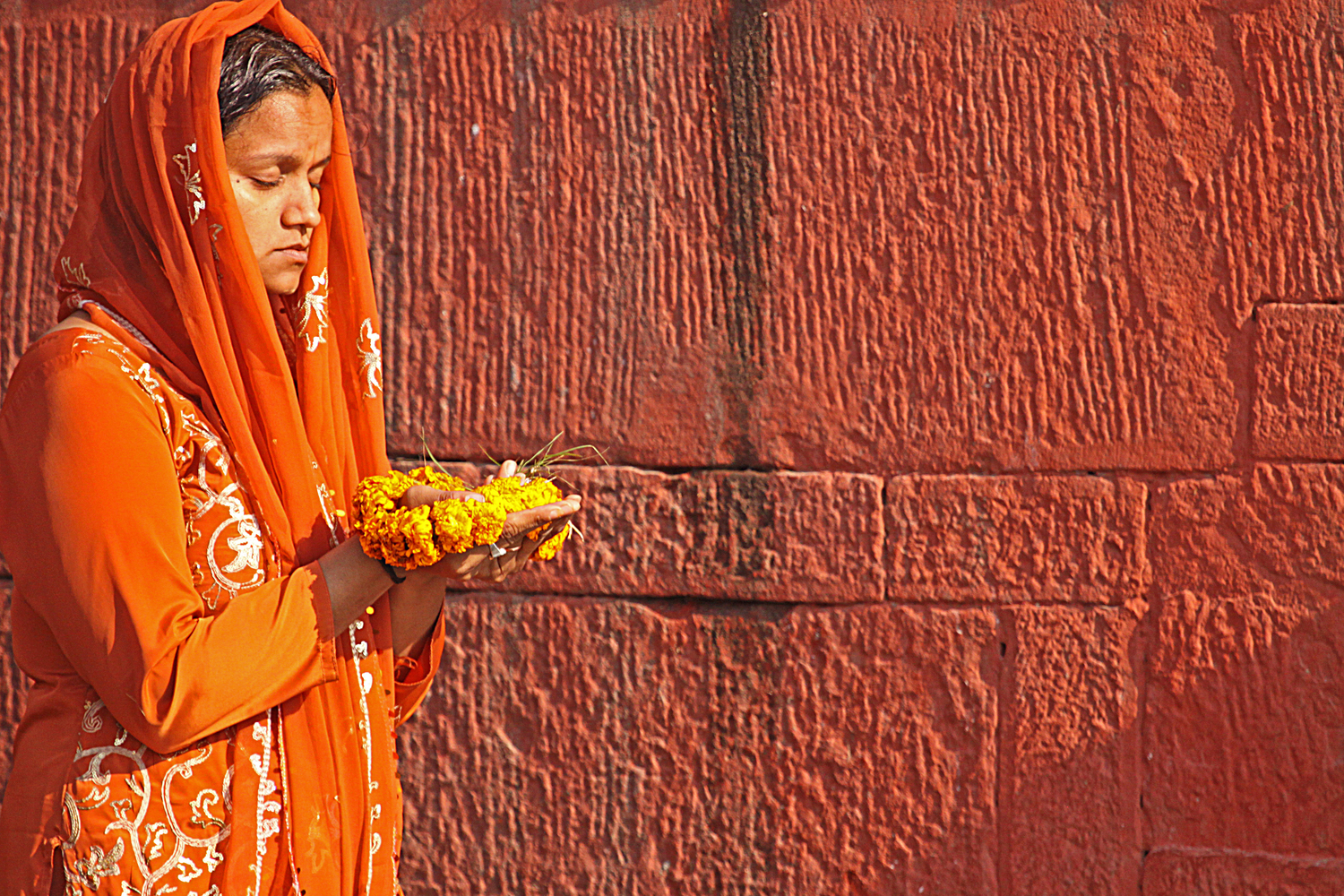 Varanasi W offering flowers.jpg