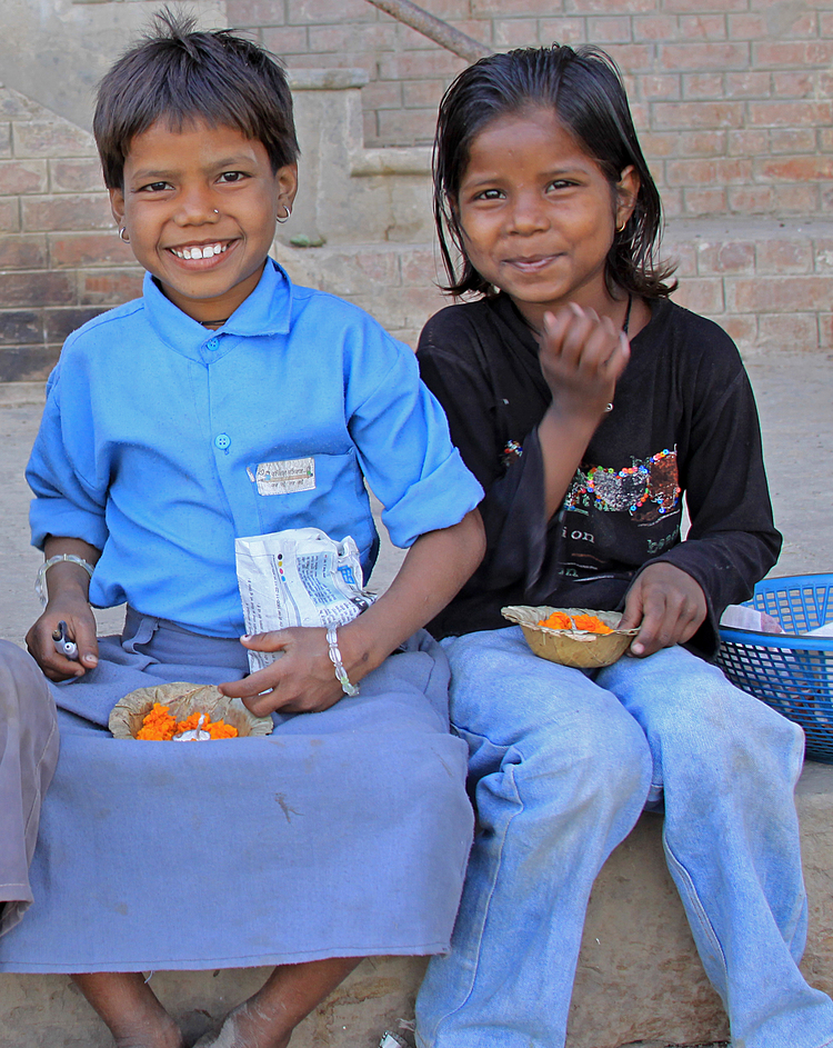 children with flowers Varanasi.jpg