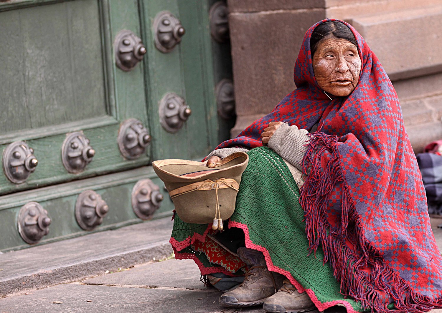 Peru W woman begging Cuzco.jpg