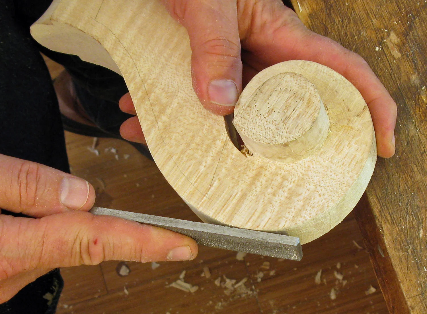 Finishing the profile of the scroll