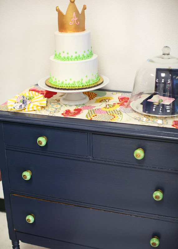 Cómoda decorada.