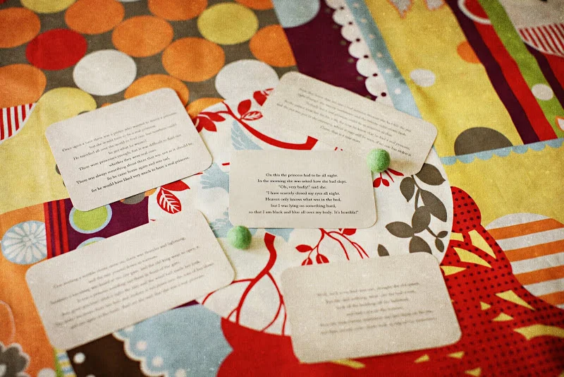 Tarjetas impresas con partes de la historia (originalmente pensó en colgarlas de globos blancos y solo una; donde el príncipe se casa con la princesa, colgaría del único globo color guisante.