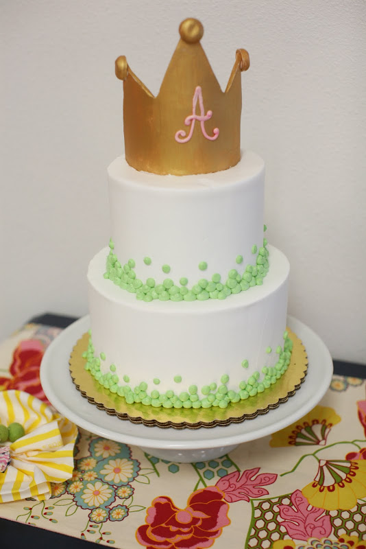 Pastel con corona decorado con guisantes.