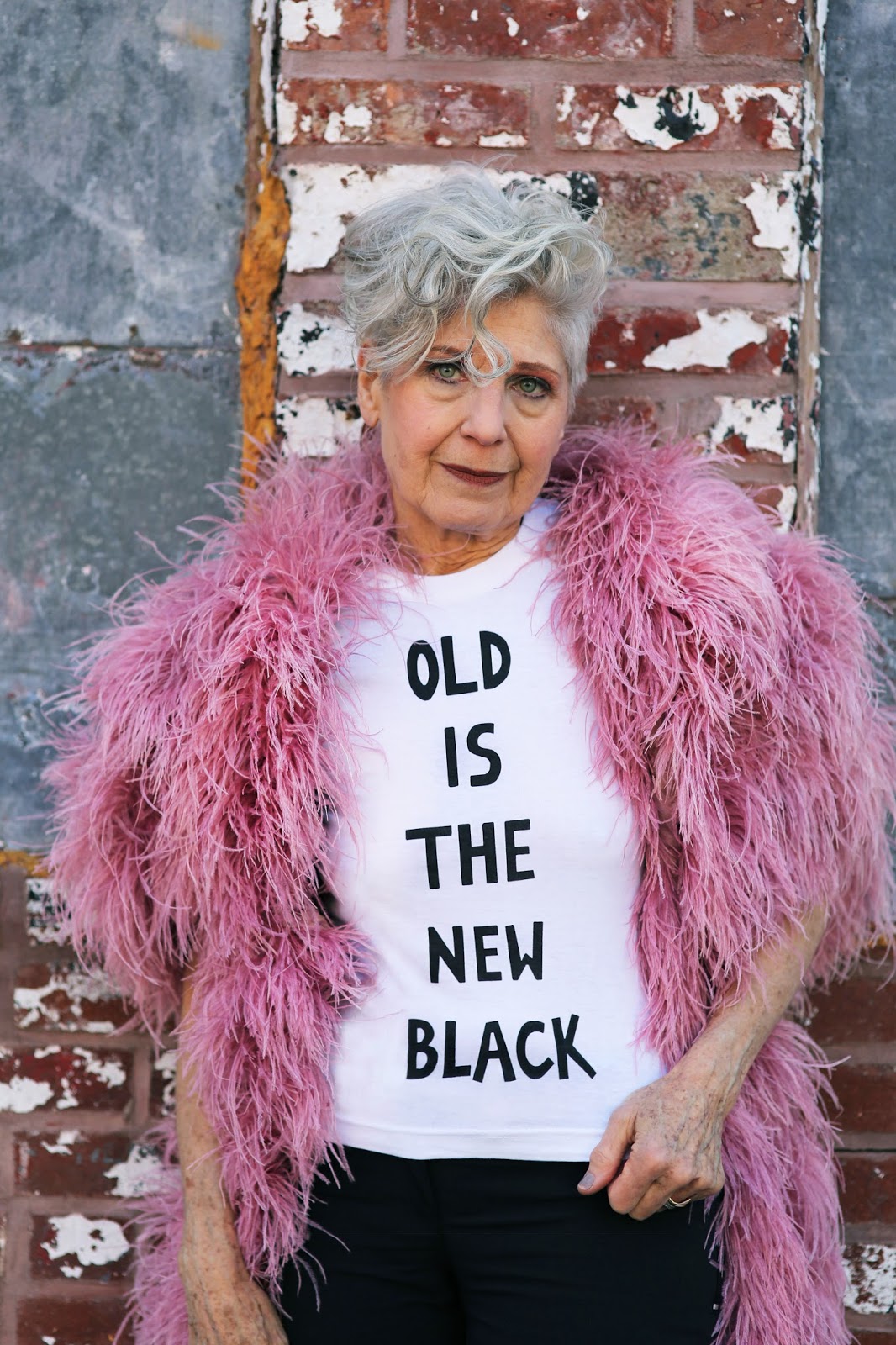 Debra Rapoport para la edición limitada de T-shirts OLD IS THE NEW BLACK que puedes adquirir haciendo CLICK AQUI