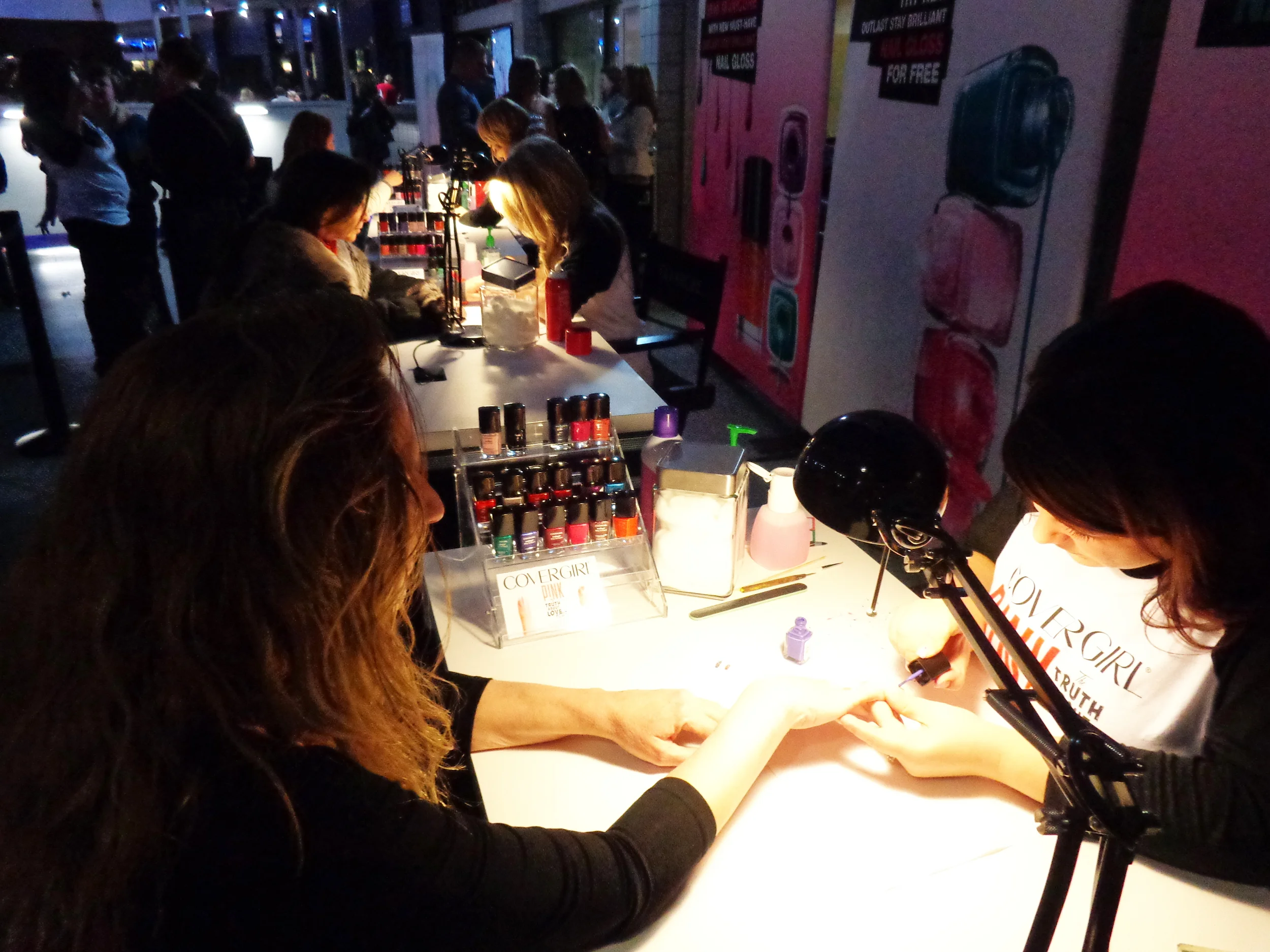 my beautiful mother sitting at my nailbar <3