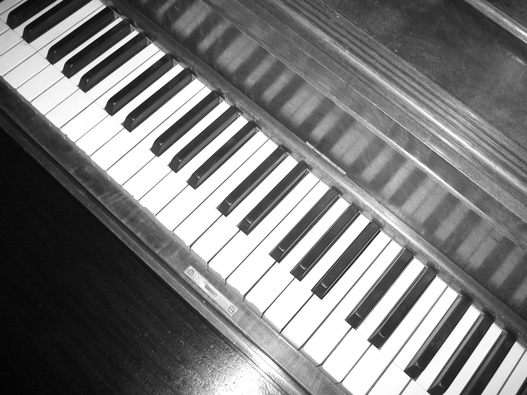 Piano(gray).JPG