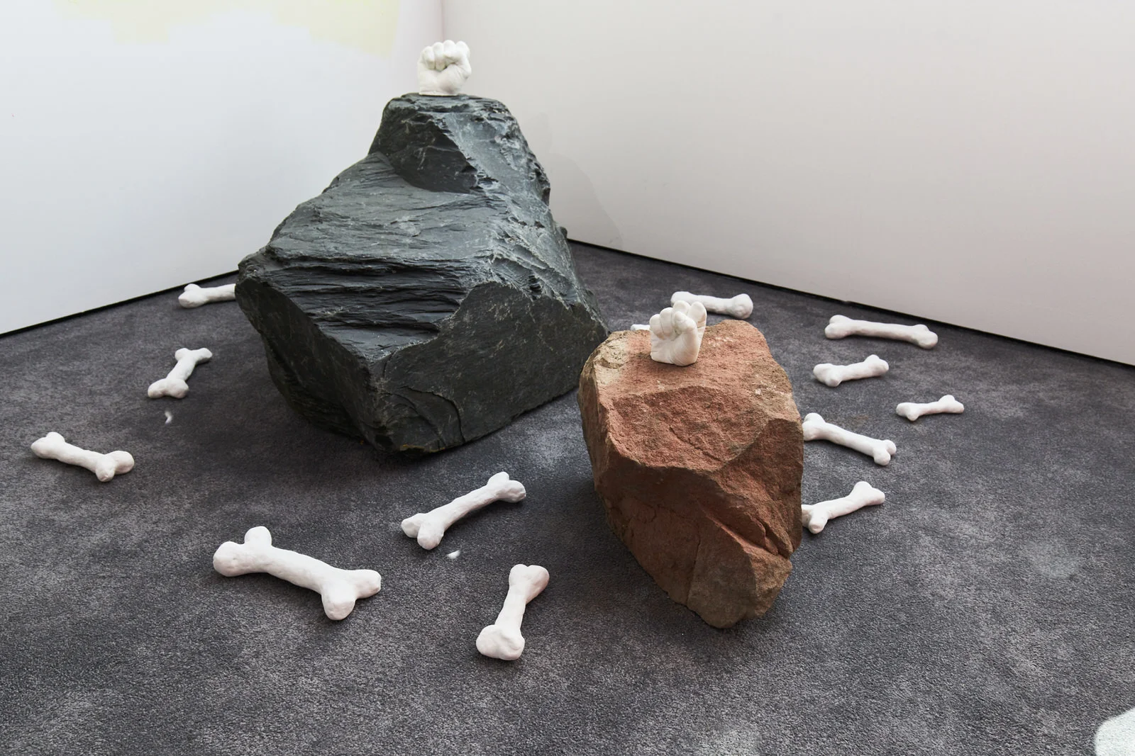 Julieta Aranda 'Stealing one's own corpse'.jpg