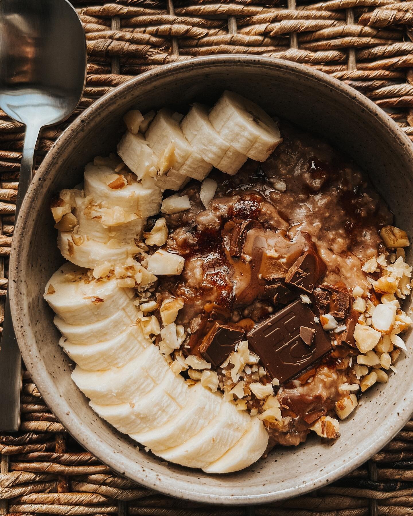 the most common meal in my camera roll rn 🙃 may or may not be putting a whole feature about oatmeal in the next @chickpea_mag issue, but none of these are in it i think?? i just love it?

banana nutella 🍌 raisin brown sugar 🍇  apple pb 🥜 choc ras