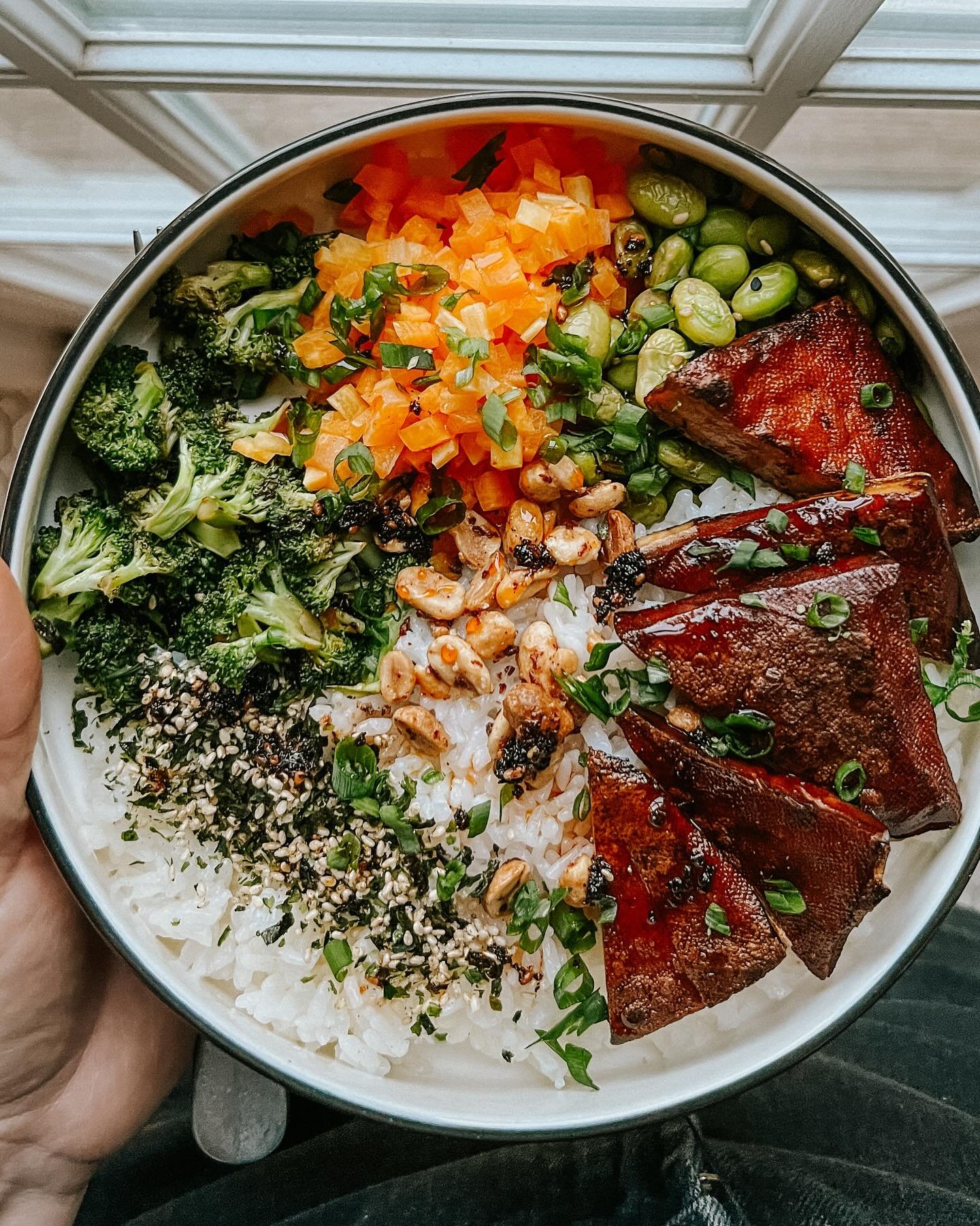 fave lunches &amp; dinners this year 😚👌

rice bowls, pesto pastas with roasted tomatoes from the garden, chilli like every week, lentil cottage pie, fennel salads, greek bowls, soupy peanut noodles, bento with onigiri, one-pan roast soups, leftover