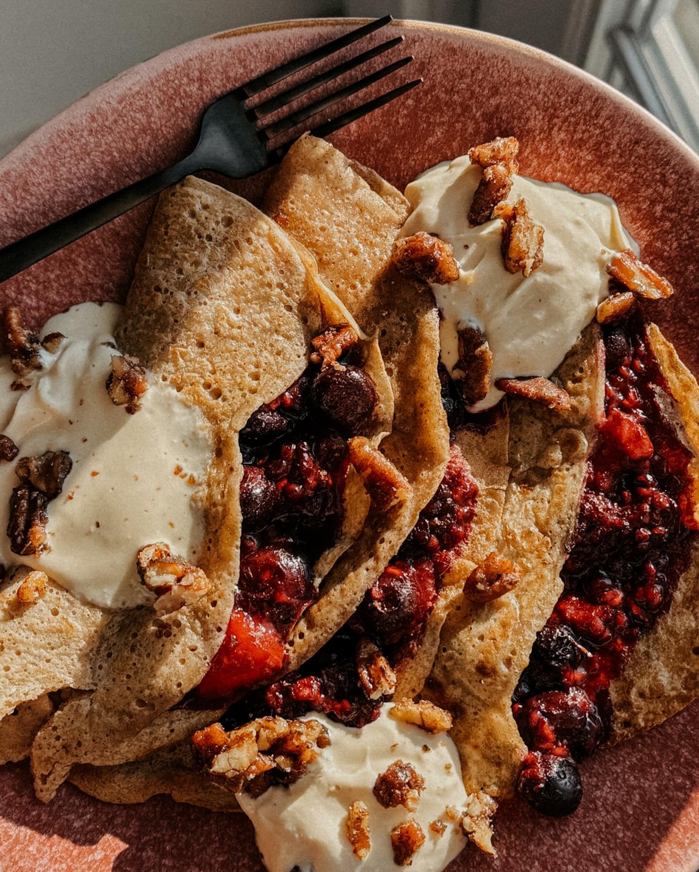 are you at the designated breakfast maker in your household? like on a cold weekend morning, are you up flipping pancake after pancake or pouring a dozen waffles into the waffle iron? I think it's a joy and a burden at the same time 😅 but to me it m