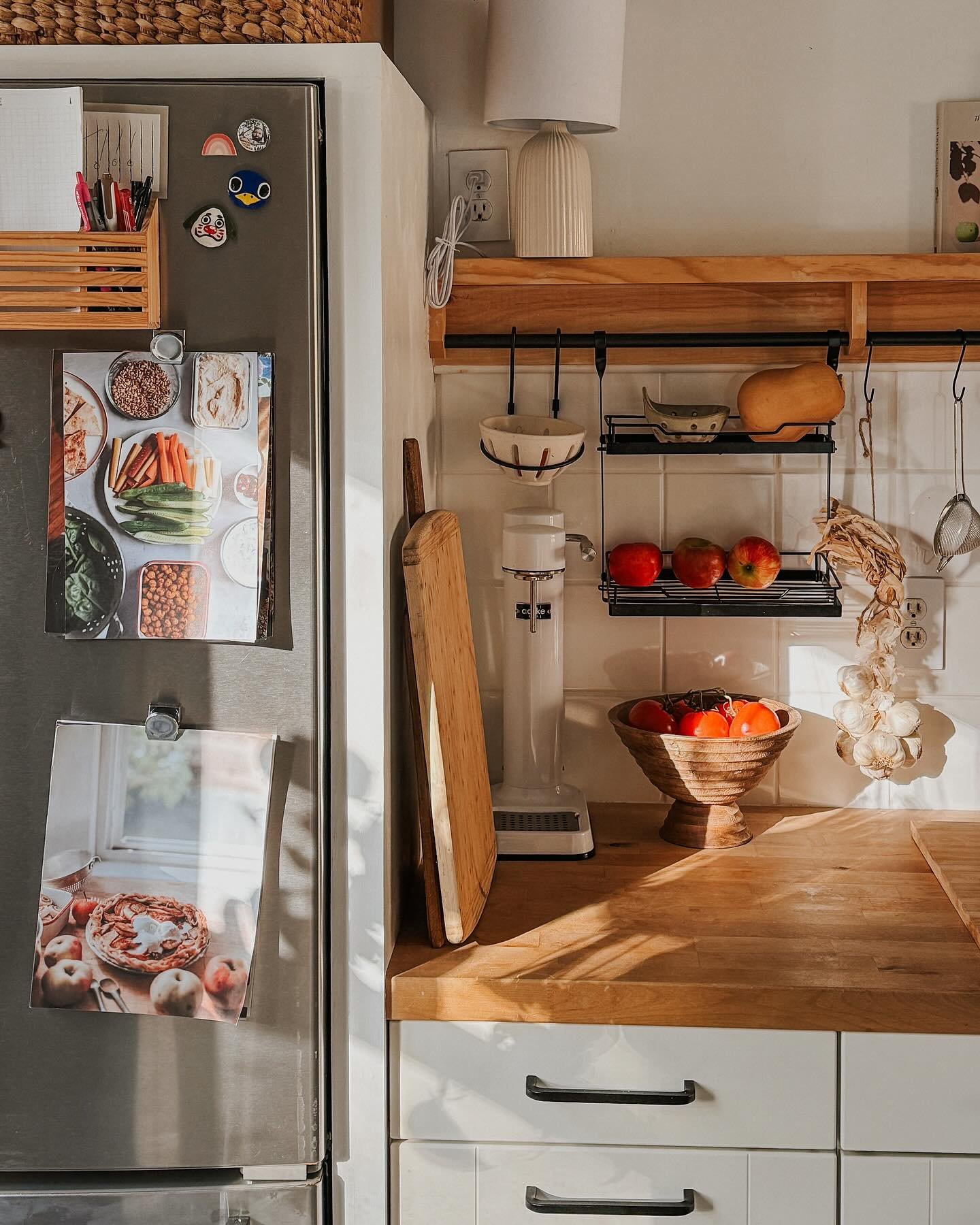 how i&rsquo;ve been keeping our space clean during a hectic work &amp; holiday time:

📺&nbsp;putting a movie or a tv show on while we do dishes, instead of vegging out on the couch at night

🧺&nbsp;starting in one spot and move in one direction fro