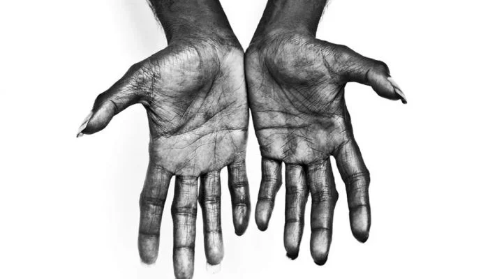 gurrumul_hands_still_from_film_h_0418.fc4e6a7dfbb0d46254f0aa1722ade97c.jpg