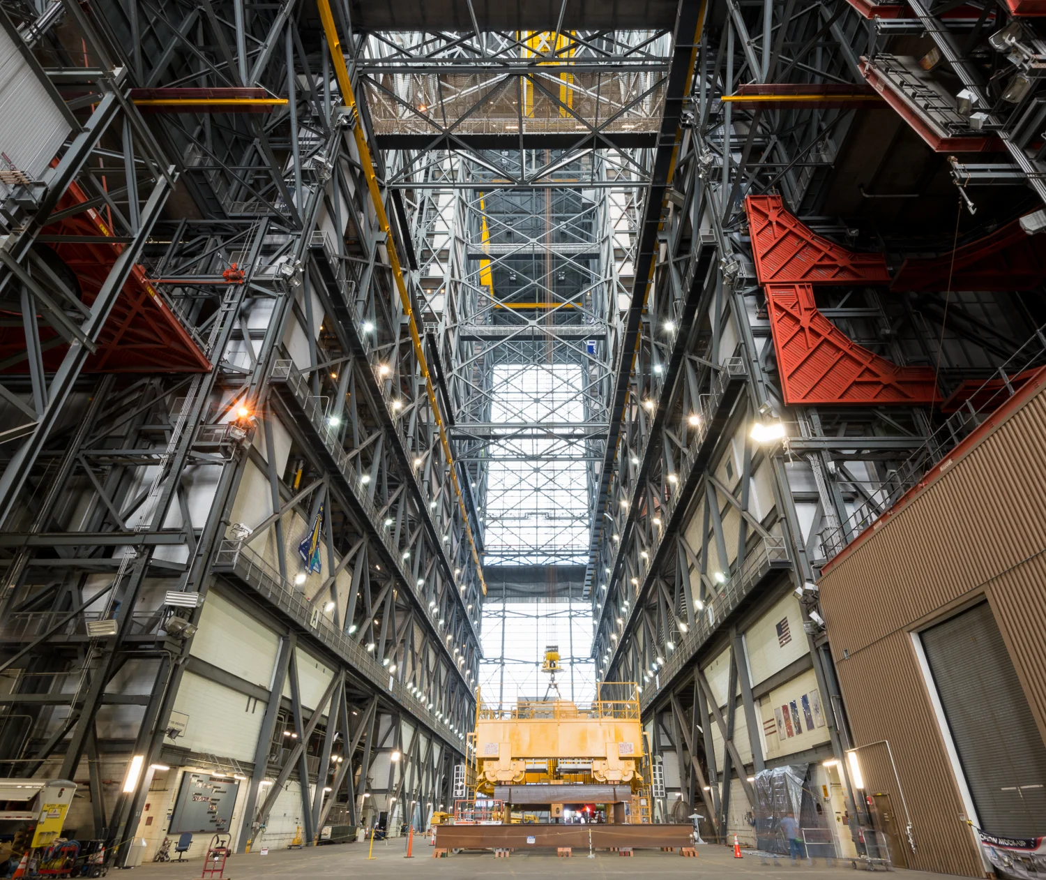 Now thats a building. The yellow gantry crane undergoing maintenance on the ground can lift 325 tons. Theres also 45,000 steel beams in this photo, can you count them all?
