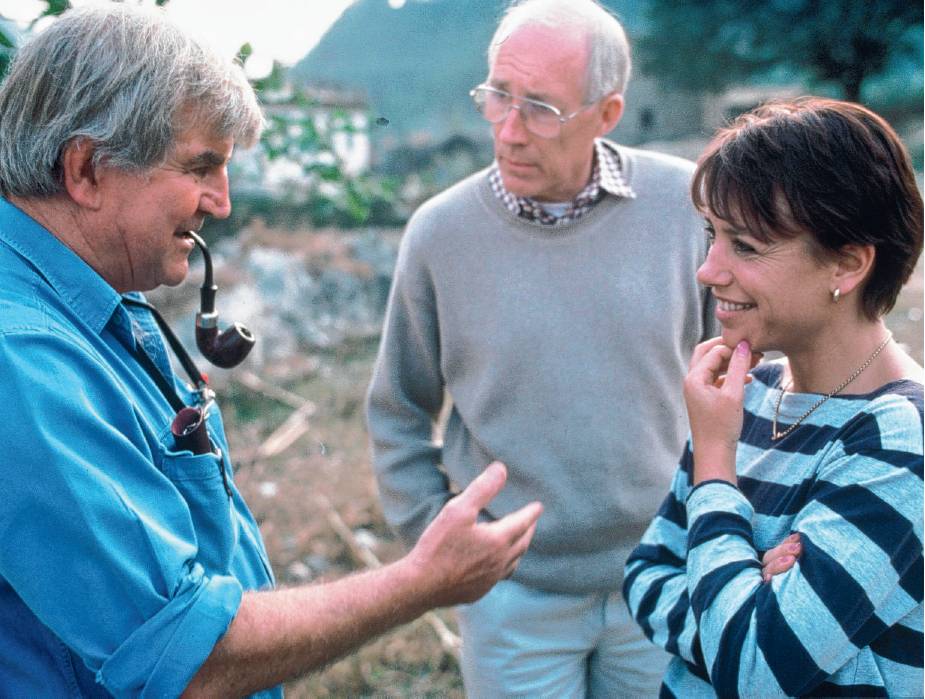 Jennifer Byrne with Fred Hollows on 60 MINUTES PHOTO: Wentworth Courier