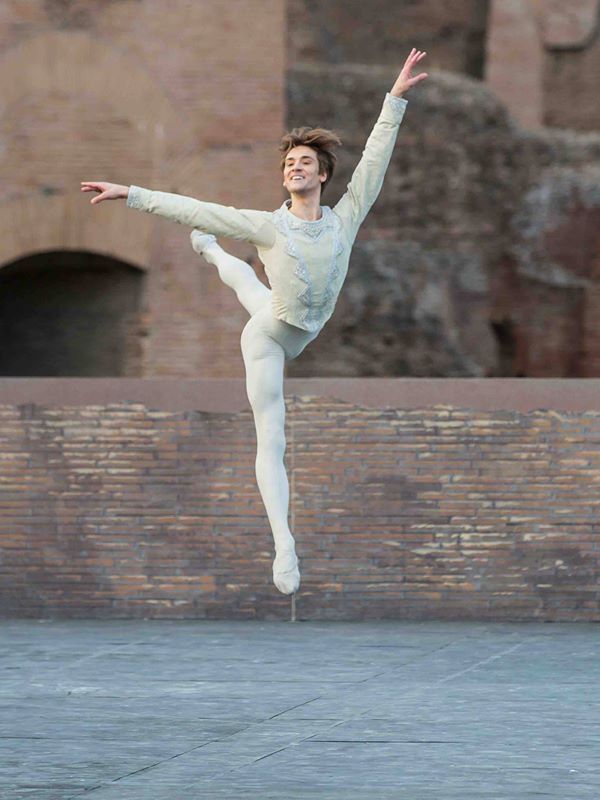Friedemann Vogel in Swan Lake at Caracalla © Yasuko Kageyama