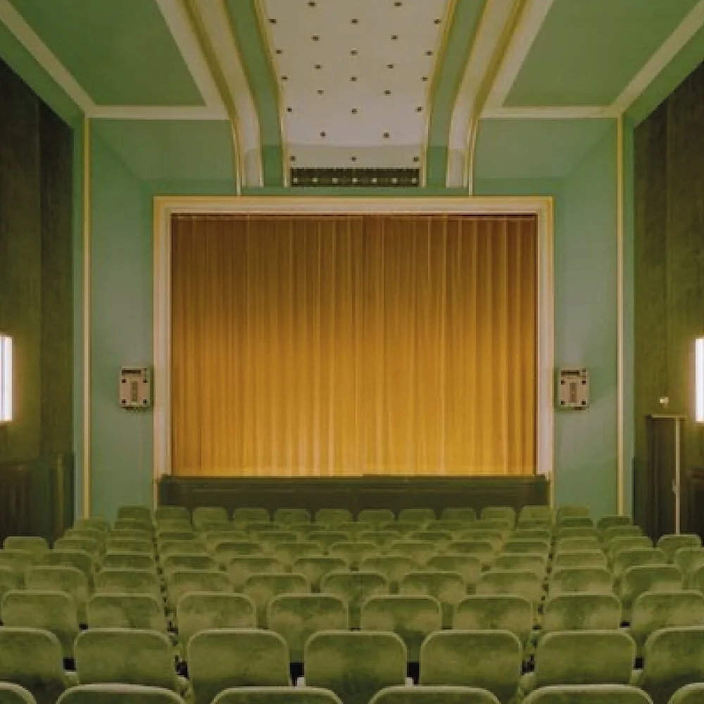 &ldquo;Mettetevi comodi, sta per cominciare! Nonostante il lungo periodo di silenzio dei luoghi di cultura, cinema e teatri, ci stiamo organizzando per intrattenervi un po&rsquo;....Stay tuned&rsquo;.&rdquo; ____________________
  #cinematography #de