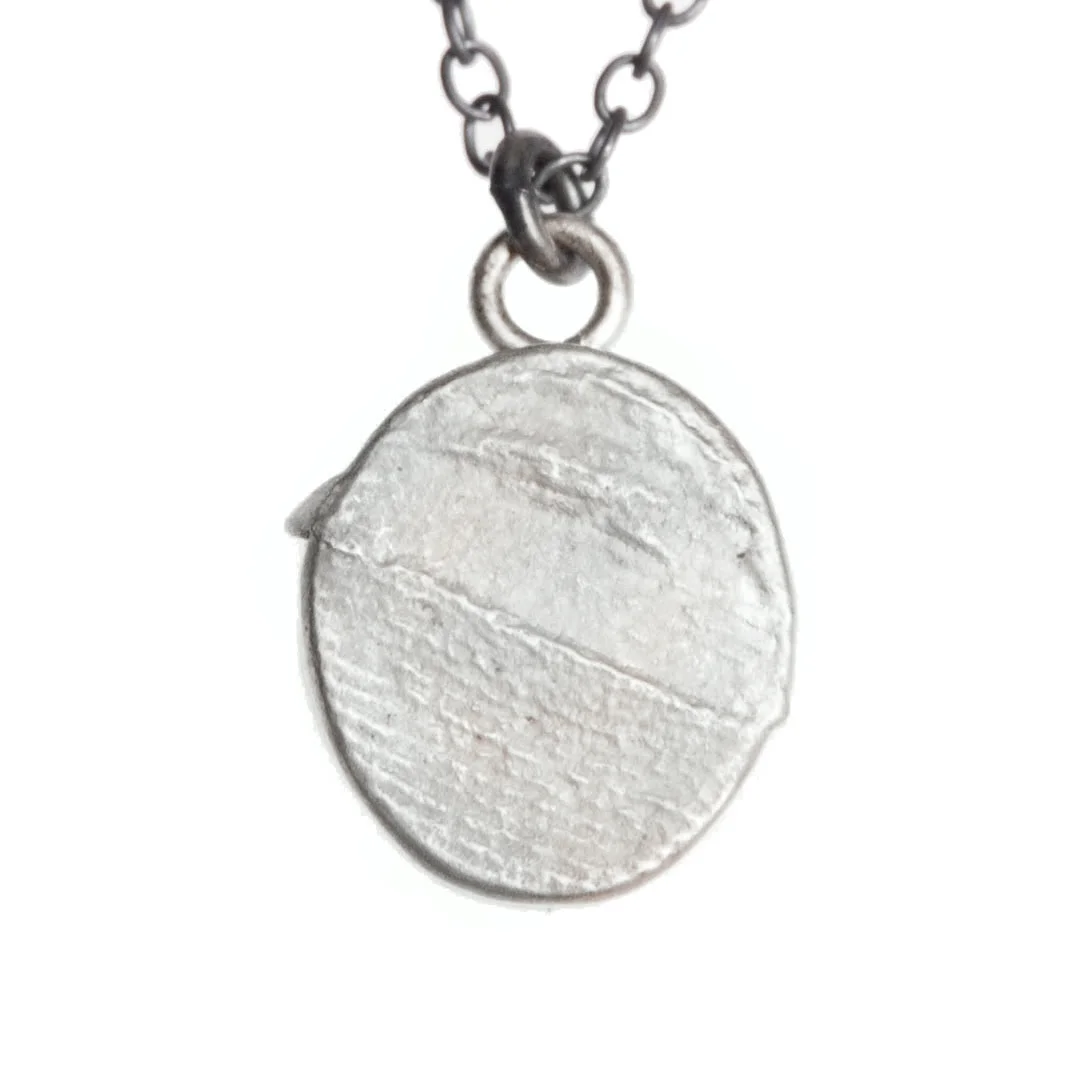 ovalpendantextremecloseupgreygold.jpg