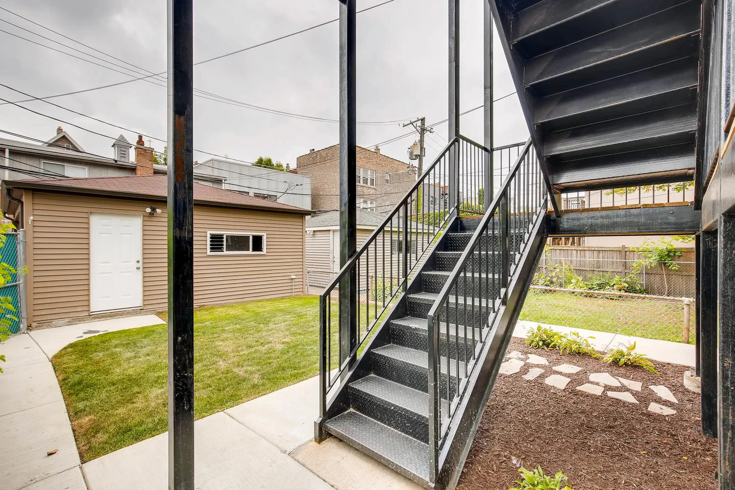 1615 W WOLFRAM ST YARD