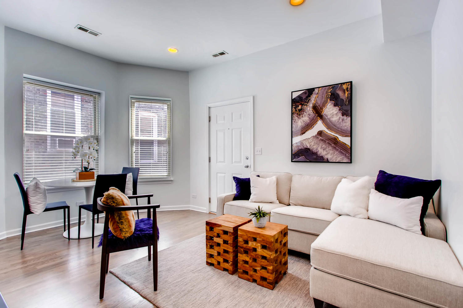 1234 west argyle st apt 3M-large-007-11-Living Room-1500x1000-72dpi.jpg