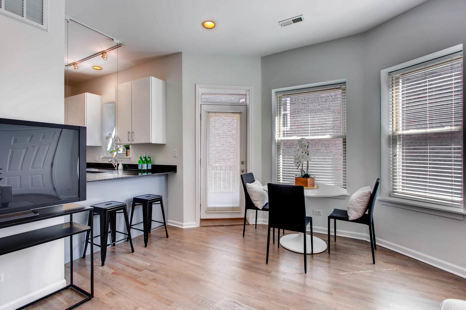 1234 west argyle st apt 3M-large-009-9-Living Room-1500x1000-72dpi.jpg