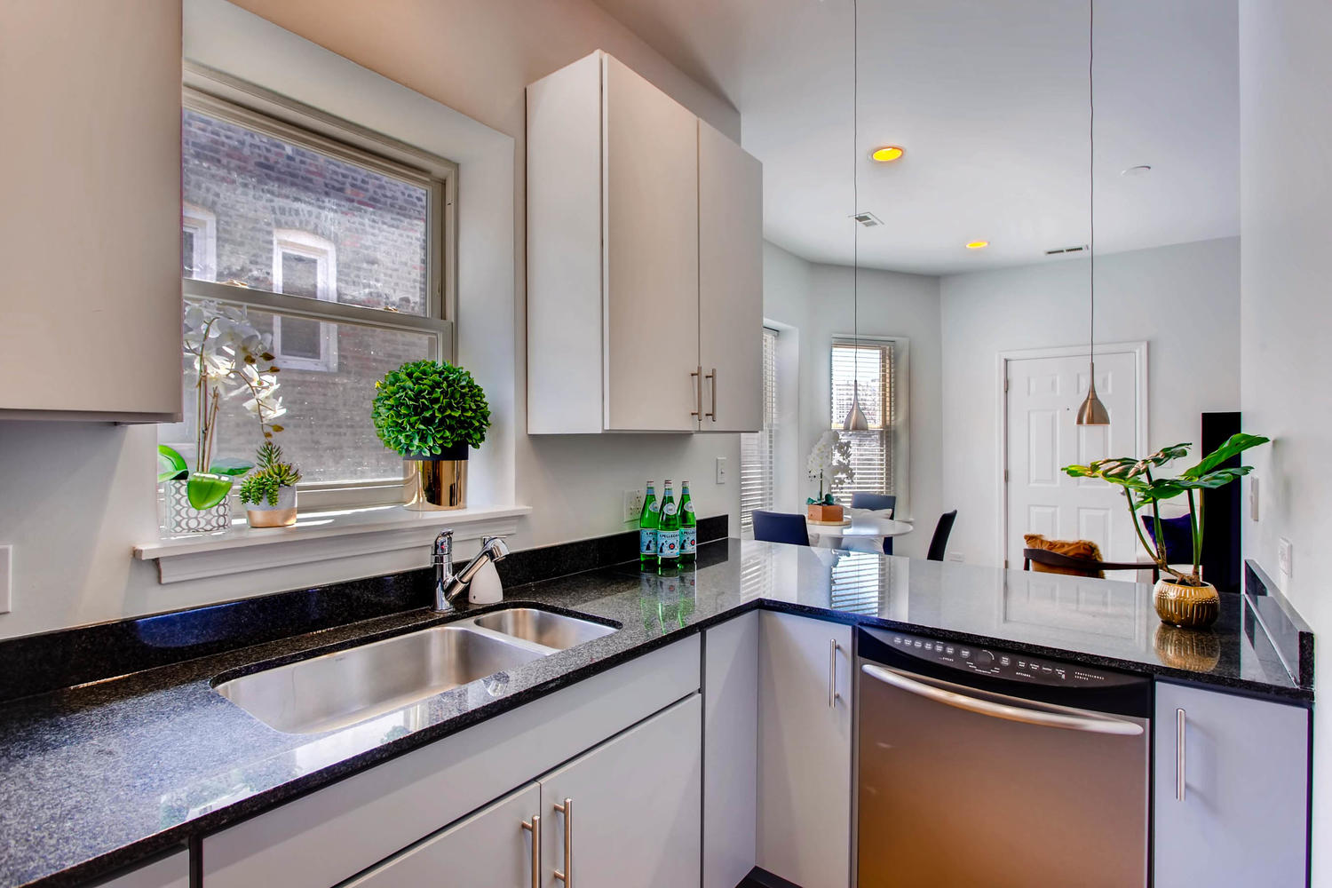 1234 west argyle st apt 3M-large-015-28-Kitchen-1500x1000-72dpi.jpg