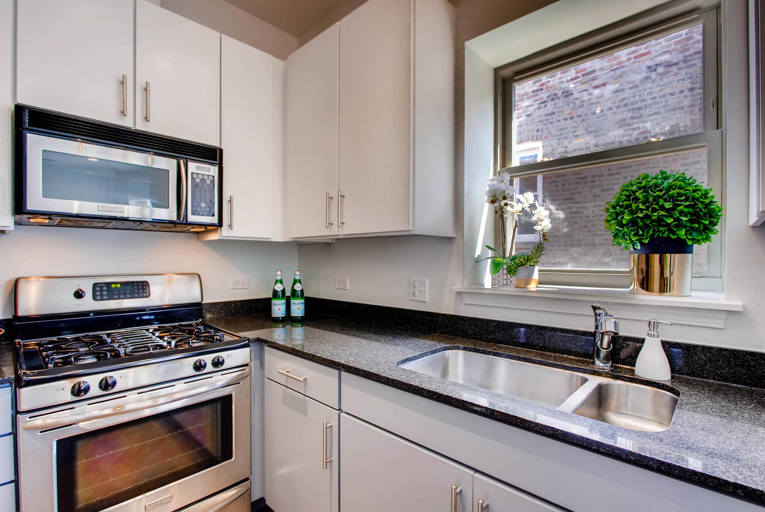 1234 west argyle st apt 3M-large-018-14-Kitchen-1493x1000-72dpi.jpg